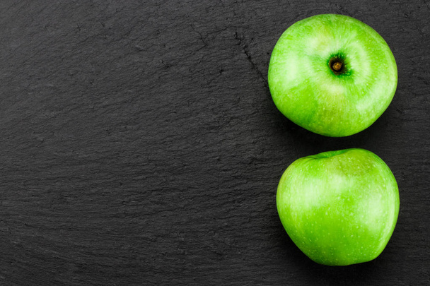 Зеленые яблоки на каменном столе. Вид сверху с пространством для копирования
 - Фото, изображение