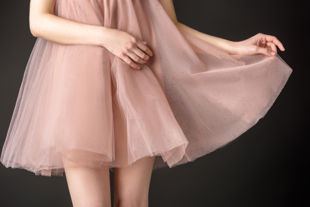 περικοπεί άποψη του διαγωνισμού κορίτσι που παρουσιάζουν σε ροζ σιφόν φόρεμα, απομονώνονται σε γκρι - Φωτογραφία, εικόνα