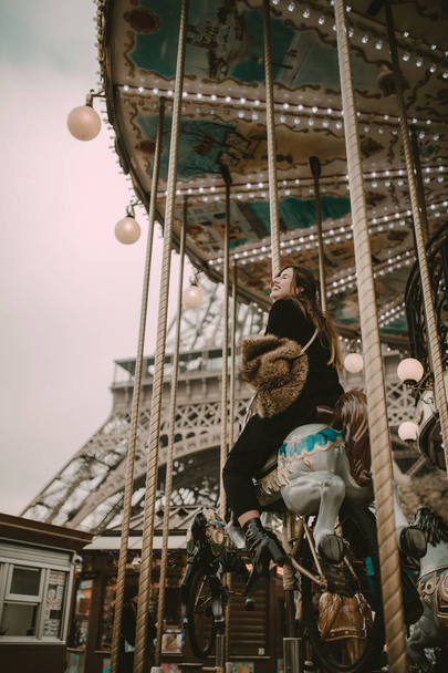Молода жінка в карусель Парижа - Фото, зображення