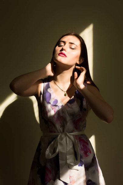 Módní mladá žena s světlý make-up pózuje v temné místnosti w - Fotografie, Obrázek