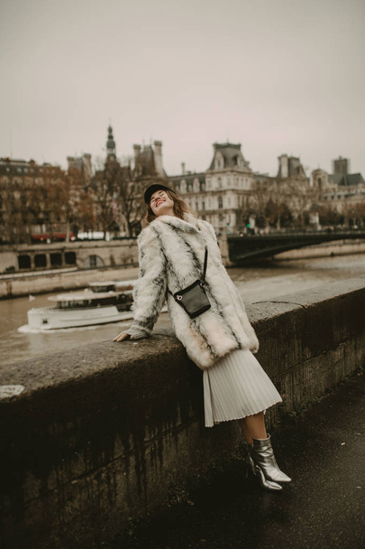 Парижская женщина на улицах Парижа
 - Фото, изображение