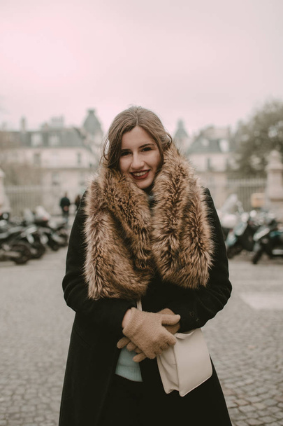 Parisian woman in the streets of Paris - Photo, image