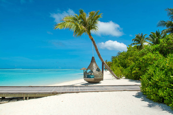 Chill лаунж зону на піщаному пляжі Мальдіви острови  - Фото, зображення