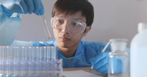 Вчений знаходить ліки в лабораторії
 - Фото, зображення