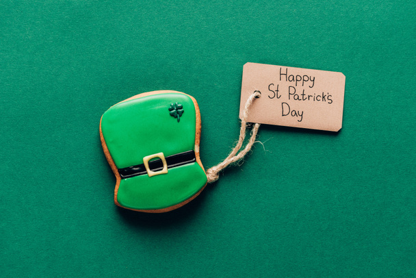 верхний вид глазури печенье в форме зеленой шляпы на зеленый, День святого Патрика концепции
 - Фото, изображение
