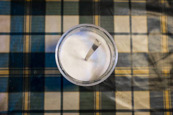 szklany słoik cukru na stole kuchennym z obrusem widzianym z góry - Zdjęcie, obraz