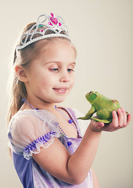 Une petite fille princesse avec une grenouille
.  - Photo, image