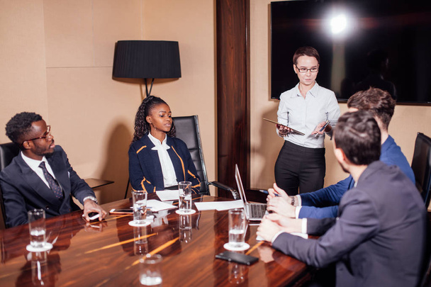 businesswomen interacting at the meeting in modern office - Foto, Imagen