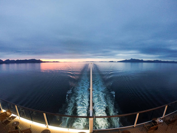 クルーズ アラスカへ旅行に船のデッキやバルコニー - 写真・画像
