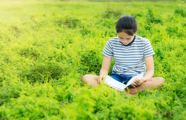 Menina jovem lendo no prado verde contryside natureza
 - Foto, Imagem