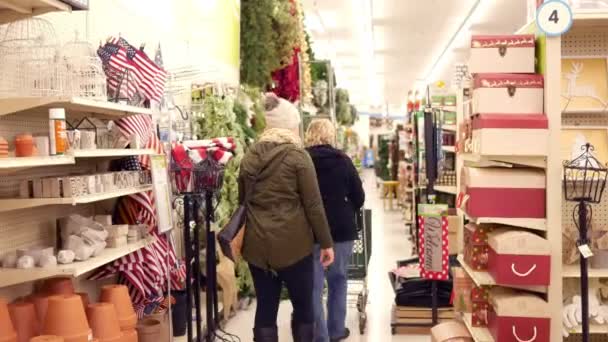 Mutter und Tochter beim Einkaufen im Kaufhaus für Weihnachtsdekorationen 12. November 2017 - Filmmaterial, Video