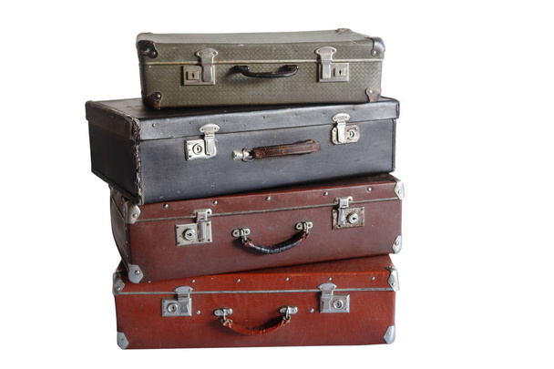 Cuatro maletas viejas en una pila
 - Foto, imagen