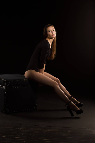 Mulher morena atraente com pernas longas posando na sombra
 - Foto, Imagem