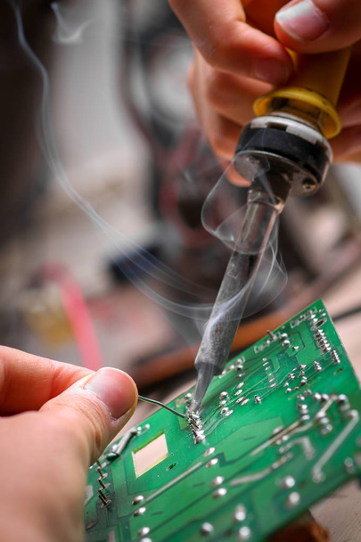 Reparatur von elektronischen Geräten, Zinn-Lötteilen - Foto, Bild