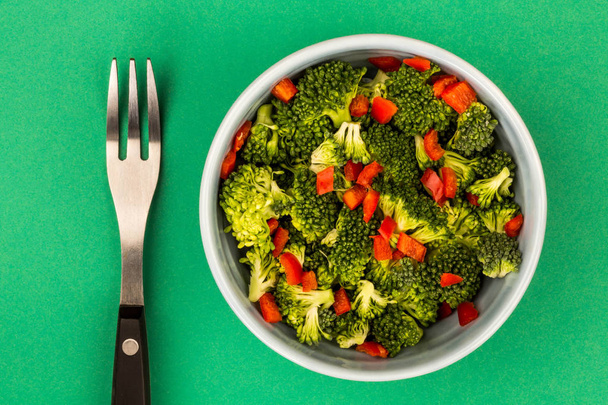 vegetarische oder vegane Schale mit Brokkoli und Chili - Foto, Bild