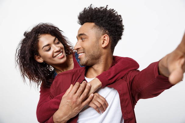 Bir selfie ile sevimli jest yapma çekici Afro-Amerikan çift kapatın. - Fotoğraf, Görsel