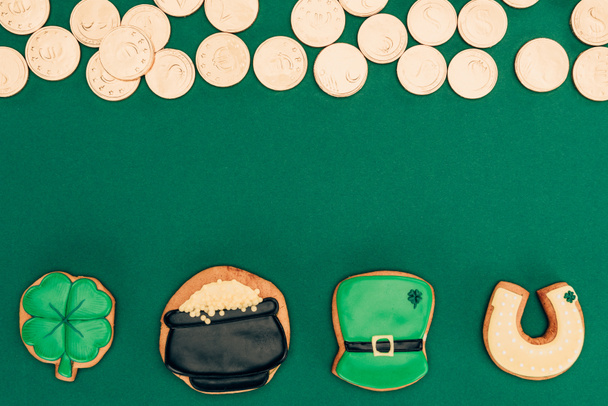 top view of icing cookies and golden coins isolated on green, st patricks day concept - Foto, Imagem
