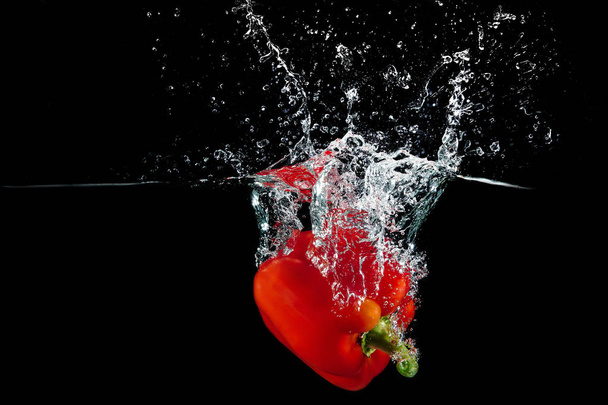 bell pepper in water with splash - Zdjęcie, obraz