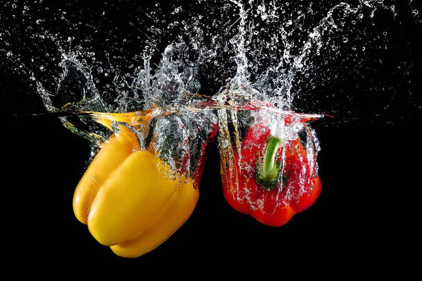 bell pepper in water with splash - Fotoğraf, Görsel