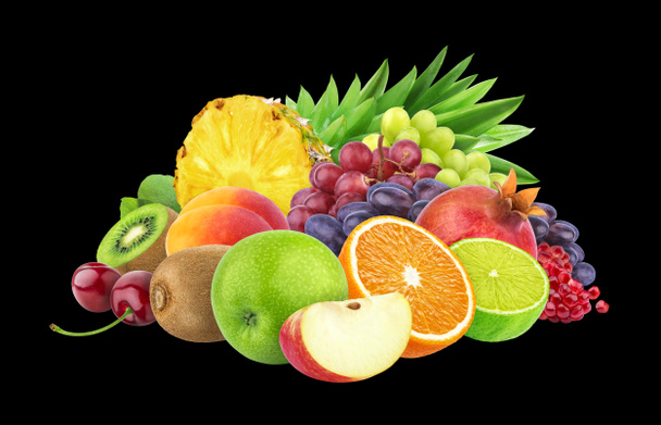 Frutas e bagas diferentes isoladas em fundo preto
 - Foto, Imagem