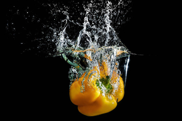 bell pepper in water with splash - Photo, image