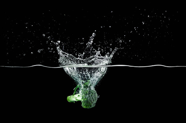 broccoli in water with splash - Φωτογραφία, εικόνα