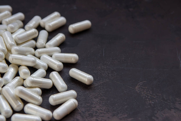 Les capsules de madicine blanche contiennent de la vitamine, des médicaments ou du sup nutritionnel
 - Photo, image