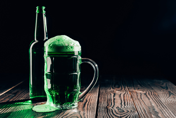 verre et bouteille de bière verte sur table en bois, concept de jour st patricks
 - Photo, image