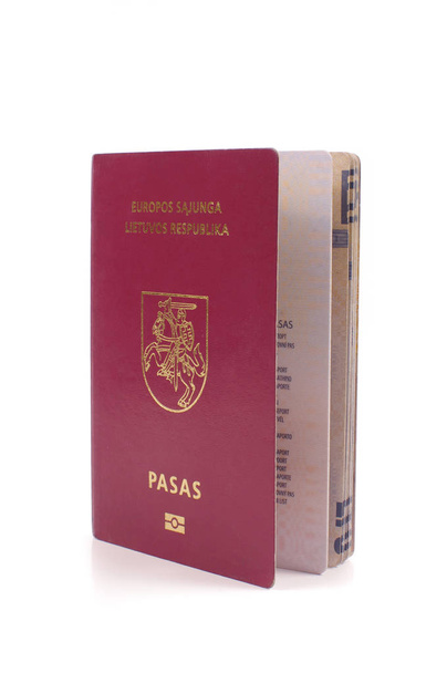Passaporte lituano isolado no fundo branco
 - Foto, Imagem