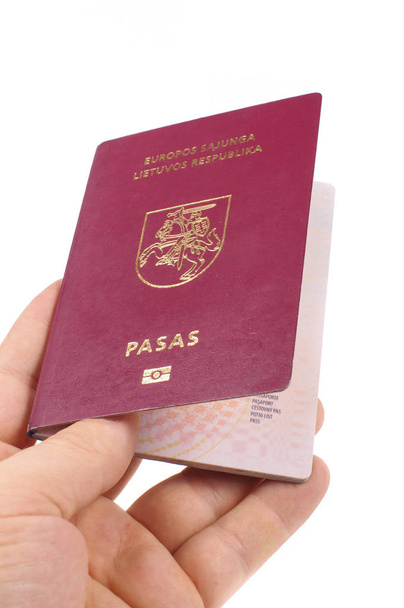 Passeport lithuanien à main masculine
 - Photo, image