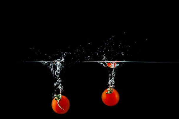tomato in water splash - Foto, afbeelding