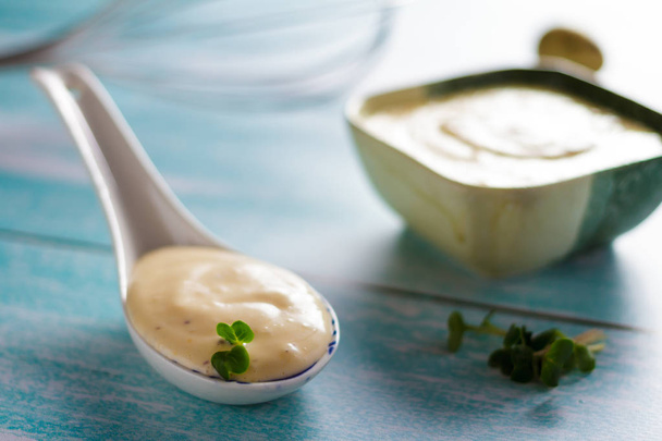 Domácí majonéza v lžíci a v misce - Fotografie, Obrázek