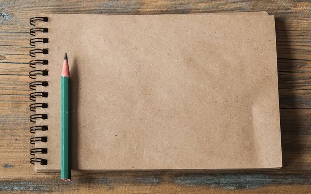 κενό σημειωματάριο με μολύβι σε ξύλινο τραπέζι - Φωτογραφία, εικόνα