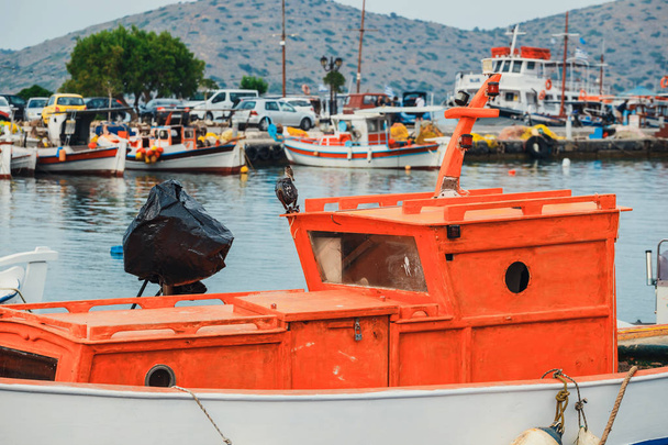 Zbliżenie na łodzi rybackich w marinie, Wyspa Kreta, Grecja - Zdjęcie, obraz