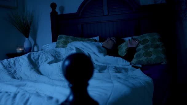 Frau erwacht aus Albtraum in ihrem Bett - Filmmaterial, Video