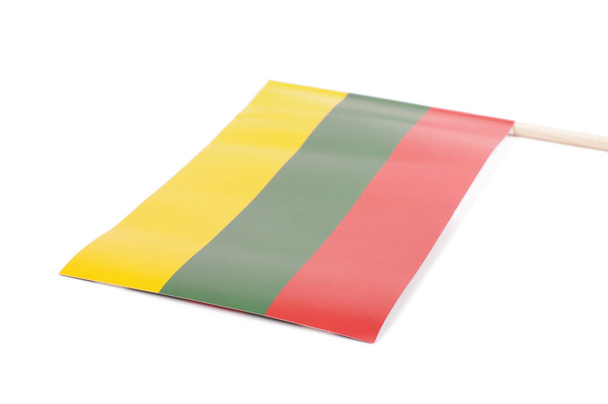 Bandeira de papel Lituânia como lembrança isolada no backgroun branco
 - Foto, Imagem