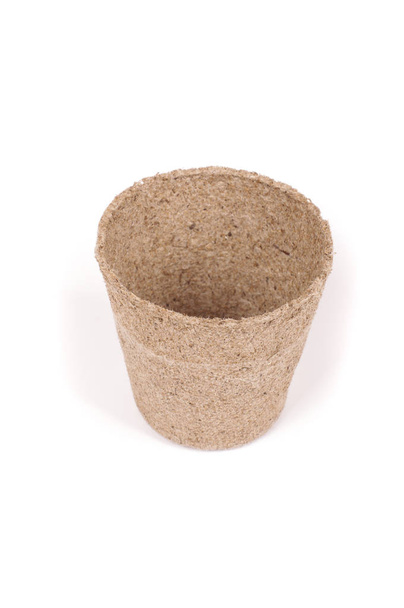 Pote de turfa para semeadura isolado no fundo branco
 - Foto, Imagem