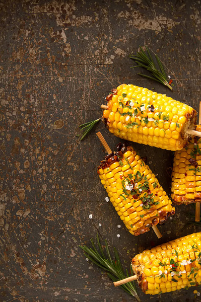 Corn grilled with salt and spices. Dark background. Fast food in - Foto, Imagem