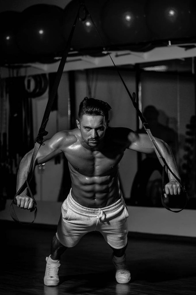 muscular man training in gym - Foto, imagen