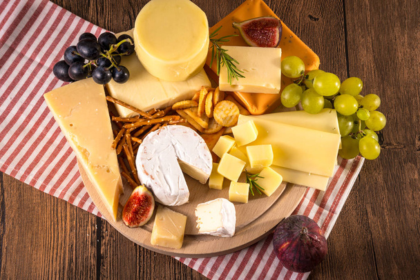 Delizioso formaggio sul tavolo - Foto, immagini