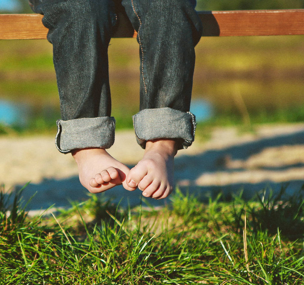 spring baby park park bench bare feet grass - Zdjęcie, obraz