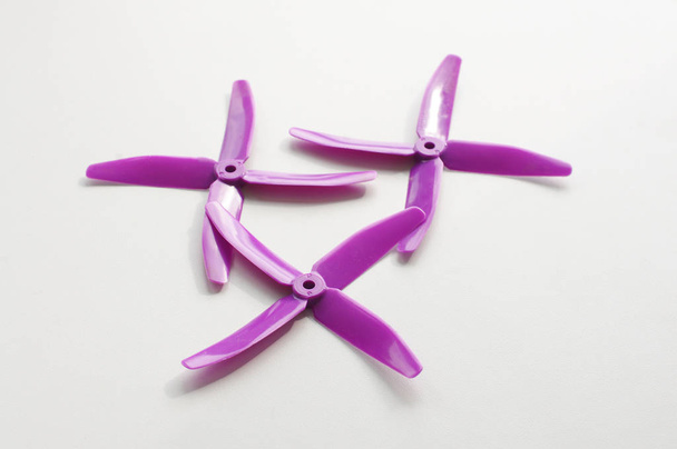 Пурпурового кольору drone реквізит ізольовані на білому тлі - Фото, зображення