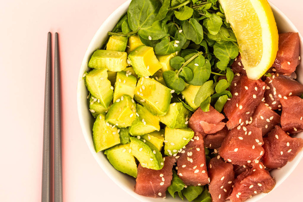 Гавайский стиль Tuna and Avocado Sashimi Poke Food Bowl
 - Фото, изображение