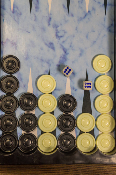 Campo de juego en un backgammon con dados y damas
 - Foto, Imagen