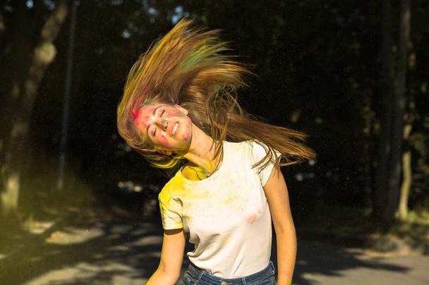 Rüzgar saç ve canlı renkler patlama ile çekici sarışın kız - Fotoğraf, Görsel
