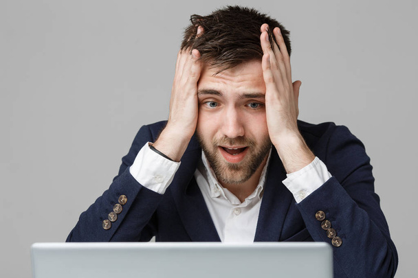 Business Concept - Ritratto bell'uomo d'affari stressante in tuta shock guardando il lavoro in laptop. Sfondo bianco
. - Foto, immagini