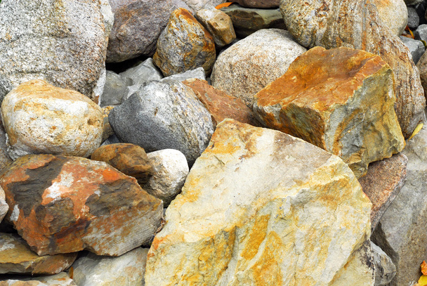 Nahaufnahme verschiedener großer Felsen in Haufen. - Foto, Bild