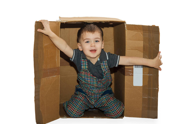 Little boy in paper box - Foto, Imagem