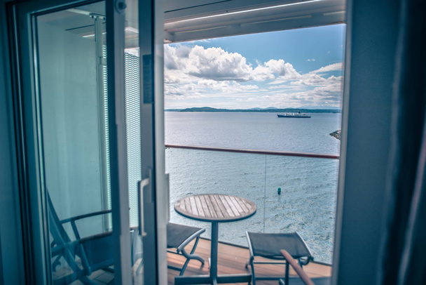 bright cruise ship luxury room with balcony view - Zdjęcie, obraz