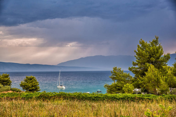 Kaunis maisema Kroatian, Kroatian rannikolla, meri ja vuoret. Panoraama
 - Valokuva, kuva
